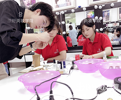 深圳哪里有学化妆专业学校，深圳哪个化妆学校