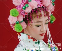 去工作室交学费学化妆（学化妆去学校还是工作室好）